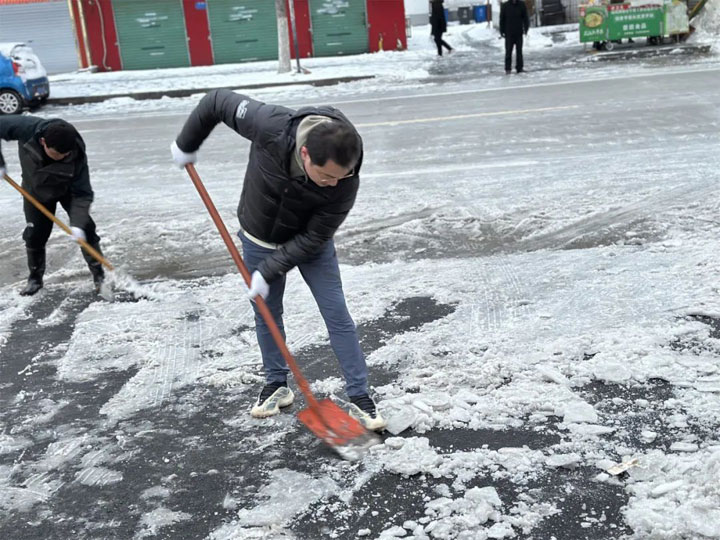 大雪空降！东方医院集团董事长江永强带头扫雪除冰，为患者开辟生命通道