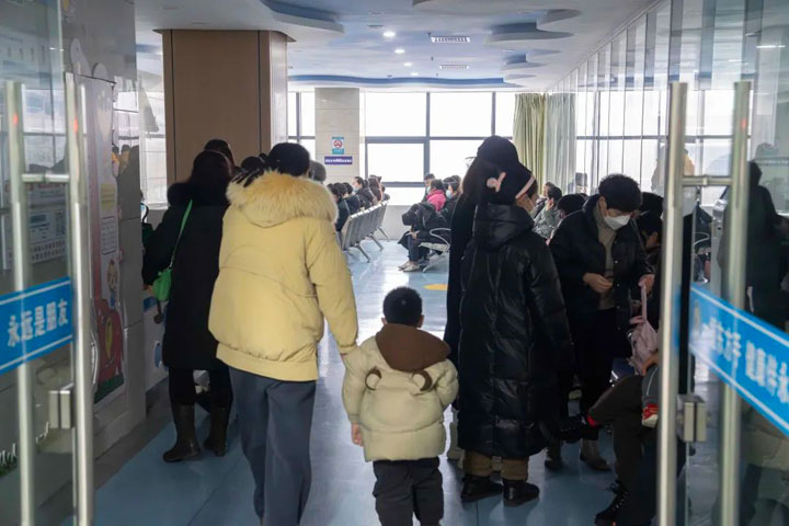 东方总院儿科门诊增设儿童输液座椅